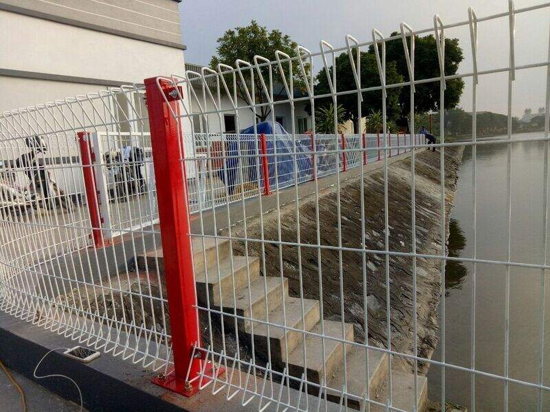 Cấu tạo hàng rào lưới thép hàn dạng 2 cột tam giác cơ bản gồm 4 phần chính