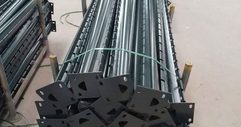 Cột thép trái đào chắc chắn, nhiều rãnh cài/khe móc tấm lưới