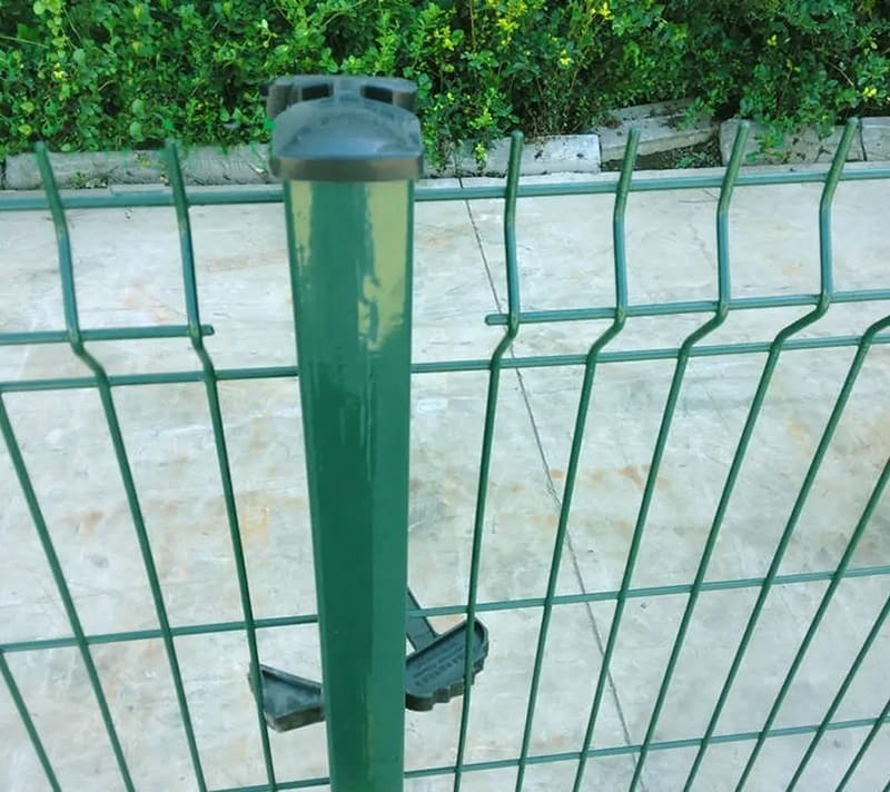 Giá hàng rào chấn sóng V mạ kẽm nhúng nóng kết hợp sơn tĩnh điện sẽ cao hơn nhưng bền hơn