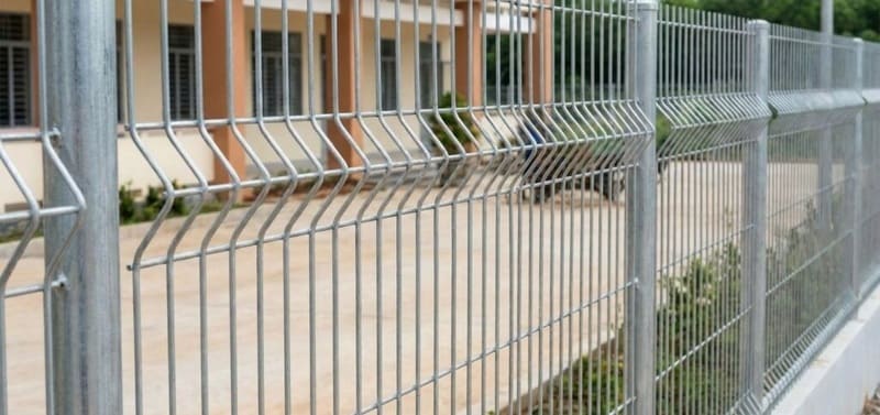 Hàng rào lưới thép hàn cột chấn sóng chữ V đẹp - thoáng - dễ thi công