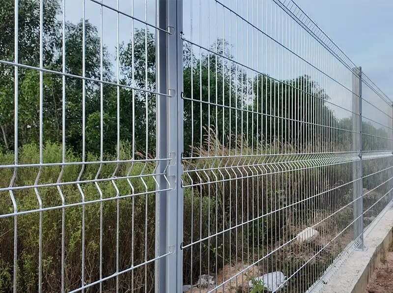 Hàng rào lưới thép hàn cột chấn sóng chữ V mang lại vẻ cách điệu, hiện đại cho công trình