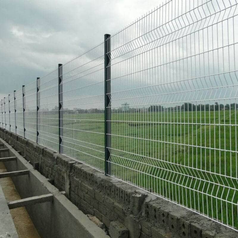 Lưới hàn thép làm hàng rào cho tuyến bảo vệ cứng cáp, thoáng đãng, dễ quan sát