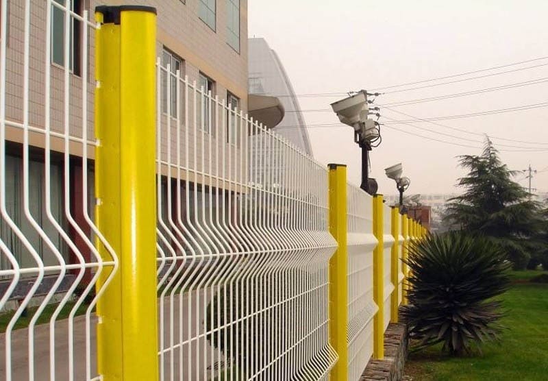 Hàng rào lưới thép cột trái đào xuất hiện nhiều trong các nhà máy, KCN, kho bãi, xưởng sản xuất